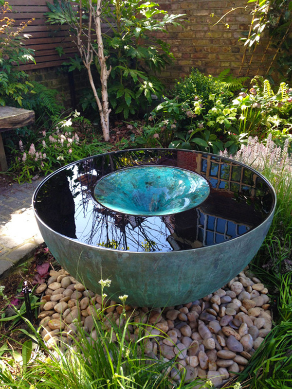 садовый фонтан из металла